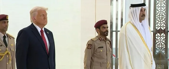 أمير قطر يرحب بالرئيس الأمريكي في الديوان الأميري بالدوحة