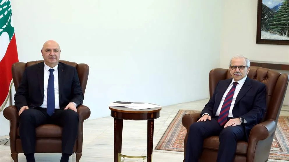 الرئيس عون يجتمع برئيس الحكومة نواف سلام قبل اجتماع مجلس الوزراء في قصر بعبدا الرئيس عون يجتمع برئيس الحكومة نواف سلام قبل اجتماع مجلس الوزراء في قصر بعبدا