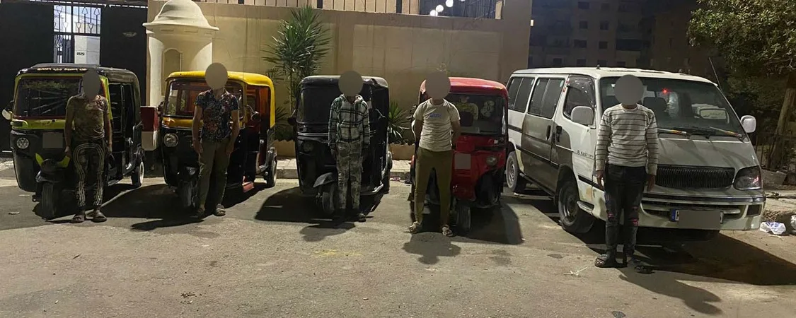 اعتقال قائد ميكروباص وأربعة سائقين من توك توك بسبب قيامهم بحركات استعراضية في الإسكندرية