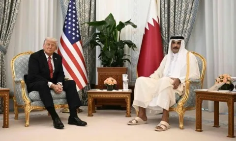 ترامب يصل قطر بعد دعوات رسمية للتطبيع مع إسرائيل في الرياض وسط الجدل حول تقديم قطر لطائرة فخمة للاستخدام الرئاسي.