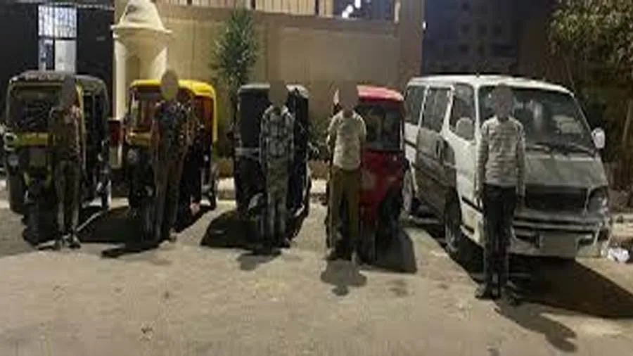 استكشاف تفاصيل تداول فيديو يظهر سائق سيارة وأربعة “توك توك” يؤدون حركات استعراضية في الإسكندرية