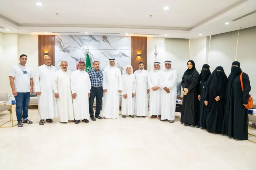 رئيس بلدية القطيف يناقش طرق تعزيز الحرف اليدوية واستدامتها مع الحرفيين رئيس بلدية القطيف يناقش طرق تعزيز الحرف اليدوية واستدامتها مع الحرفيين