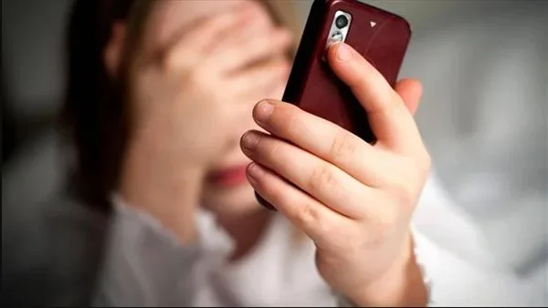 حكم بالسجن 3 سنوات على شاب بتهمة ابتزاز فتاة من قنا بصورة خاصة بعد أن خدعها بعرض وظيفة وهددها بالفضيحة. حكم بالسجن 3 سنوات على شاب بتهمة ابتزاز فتاة من قنا بصورة خاصة بعد أن خدعها بعرض وظيفة وهددها بالفضيحة.