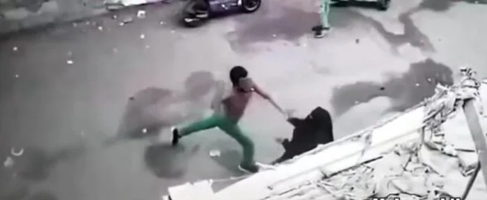 بـ “سكين ضخمة”.. السلطات تحقق في مقطع اعتداء على امرأة وطفلها في المطرية.