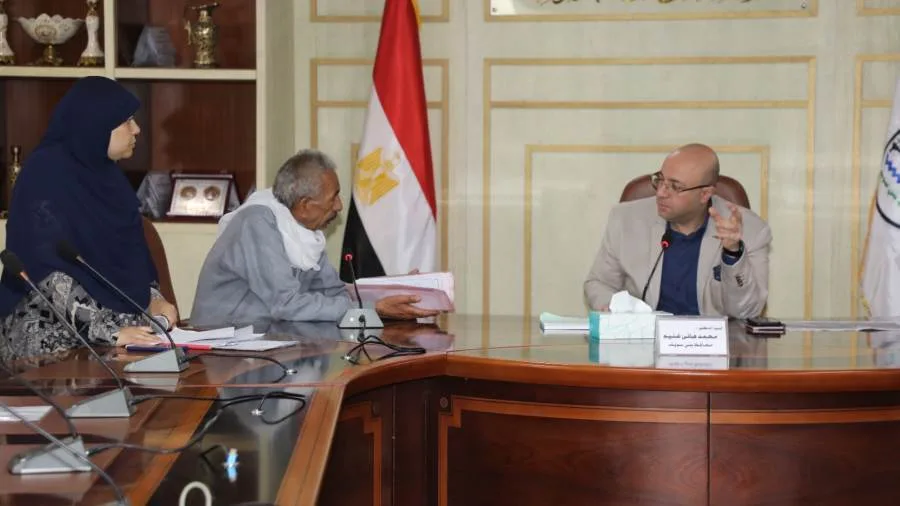 في جلسته الأسبوعية: محافظ بني سويف يستعرض شكاوى واحتياجات القرى والمواطنين