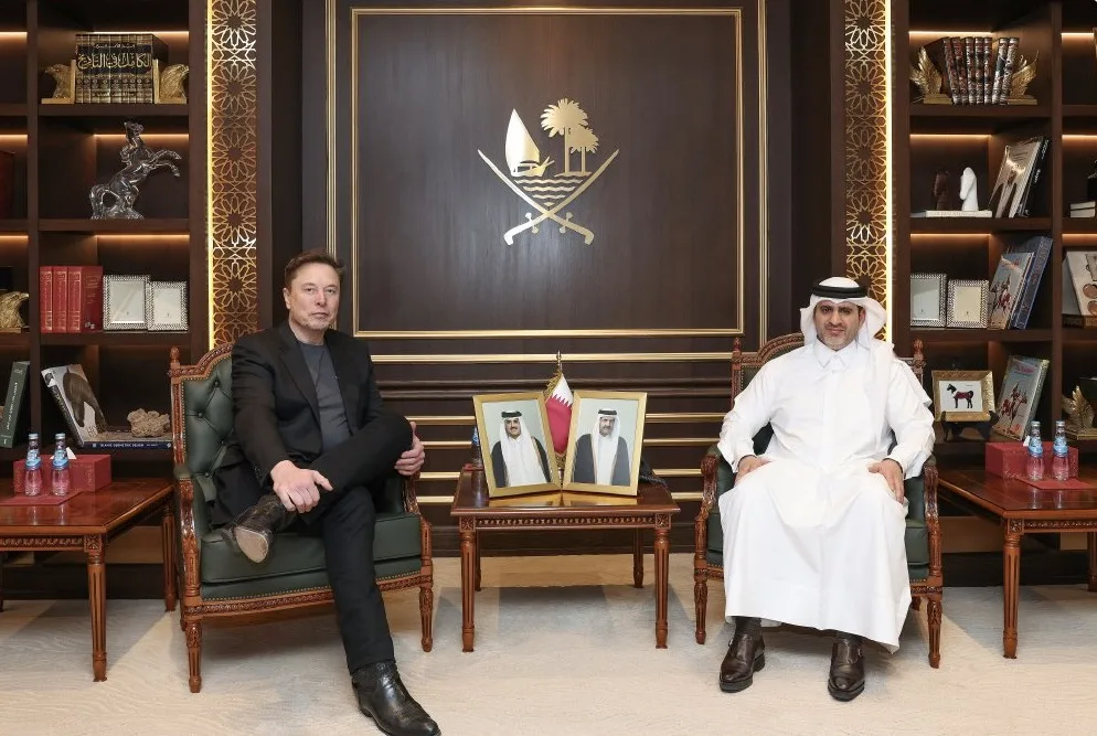 محافظ البنك المركزي القطري يلتقي بإيلون ماسك