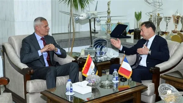 رئيس الشركة المصرية القابضة للطيران يلتقي بسفير فرنسا في مصر