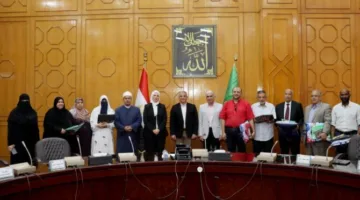 محافظ الإسماعيلية يوزع تأشيرات الحج وتذاكر السفر على حجاج الجمعيات الأهلية