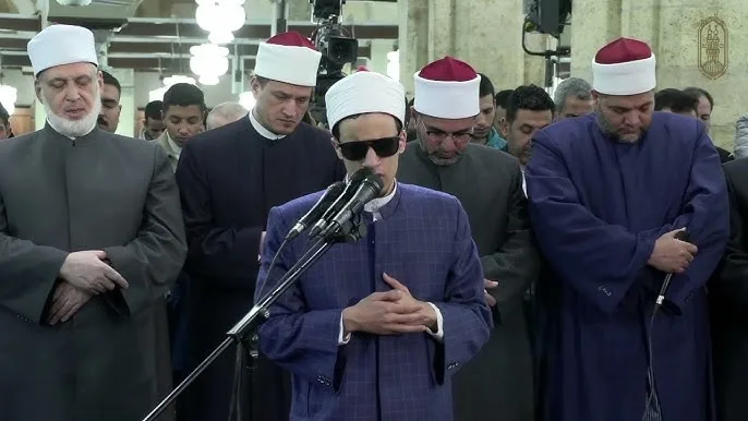 طلاب الأزهر يجمعون المصحف المرتل عبر القراءات العشر خلال تراويح وتهجد رمضان في الجامع الأزهر بصوت أئمة القبلة طلاب الأزهر يجمعون المصحف المرتل عبر القراءات العشر خلال تراويح وتهجد رمضان في الجامع الأزهر بصوت أئمة القبلة