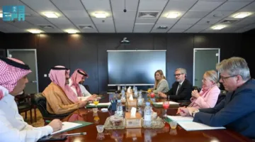 آل جابر يجتمع مع مدير قسم الشرق الأوسط وشمال أفريقيا في الاتحاد الأوروبي وسفير بعثة الاتحاد الأوروبي في اليمن