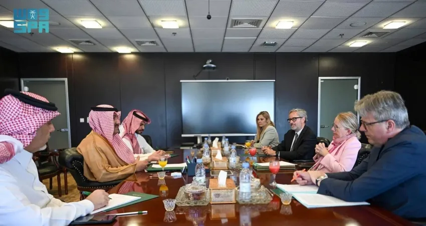 آل جابر يجتمع مع مدير قسم الشرق الأوسط وشمال أفريقيا في الاتحاد الأوروبي وسفير بعثة الاتحاد الأوروبي في اليمن آل جابر يجتمع مع مدير قسم الشرق الأوسط وشمال أفريقيا في الاتحاد الأوروبي وسفير بعثة الاتحاد الأوروبي في اليمن