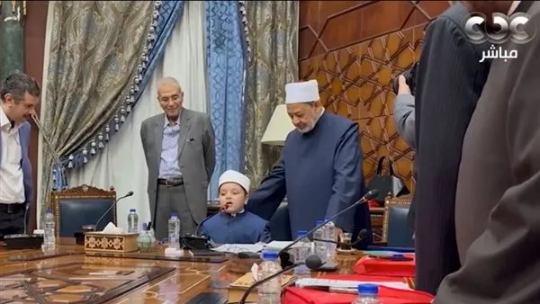 “تواضع الإمام” – شيخ الأزهر يستقبل طفلًا ويمنحه مقعده (فيديو) “تواضع الإمام” – شيخ الأزهر يستقبل طفلًا ويمنحه مقعده (فيديو)