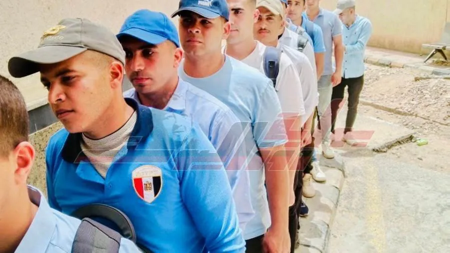 طلاب التربية العسكرية في جامعة كفر الشيخ يقدمون تبرعات بالدم للمستشفى الجامعي.