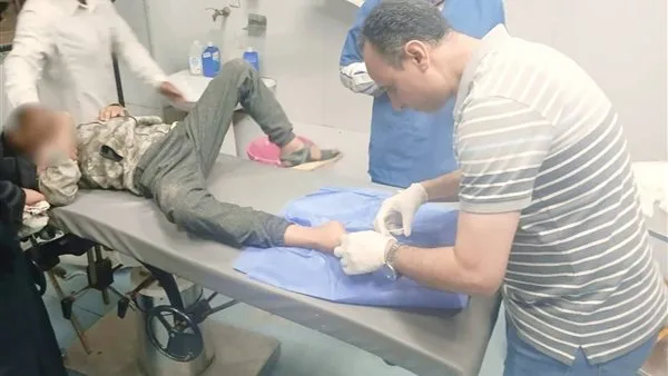 وكيل وزارة الصحة بالشرقية يقوم بخياطة جرح مريض في أبو حماد ويعزل مدير الاستقبال ومكافحة العدوى بالمستشفى.