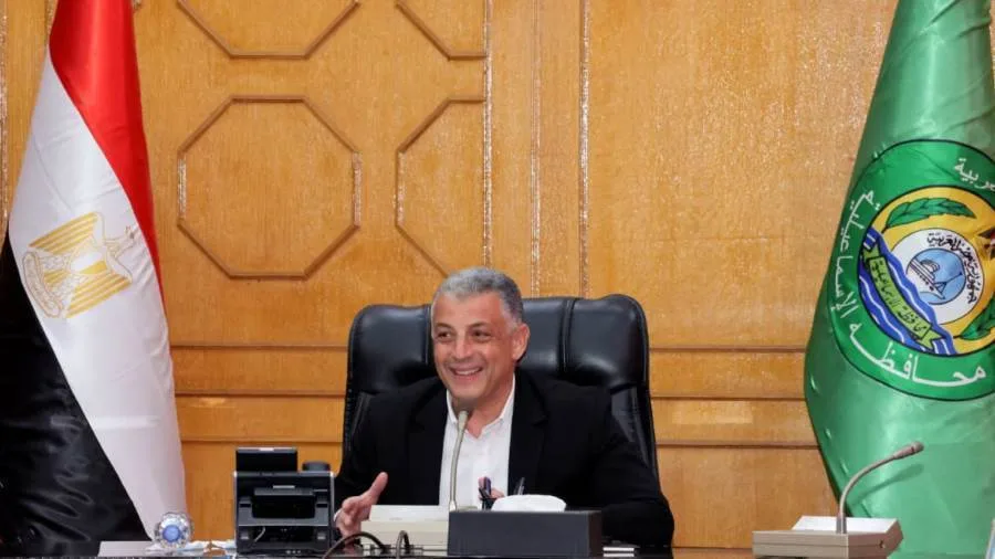 محافظ الإسماعيلية يوزع تأشيرات الحج وتذاكر السفر على حجاج الجمعيات الأهلية