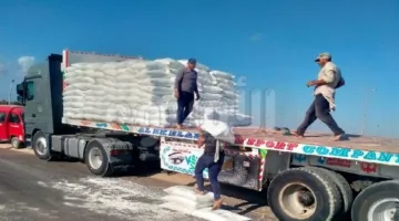 شاحنة محملة بأطنان من الأسمدة تنقلب على الطريق الساحلي الدولي بكفر الدوار | صور