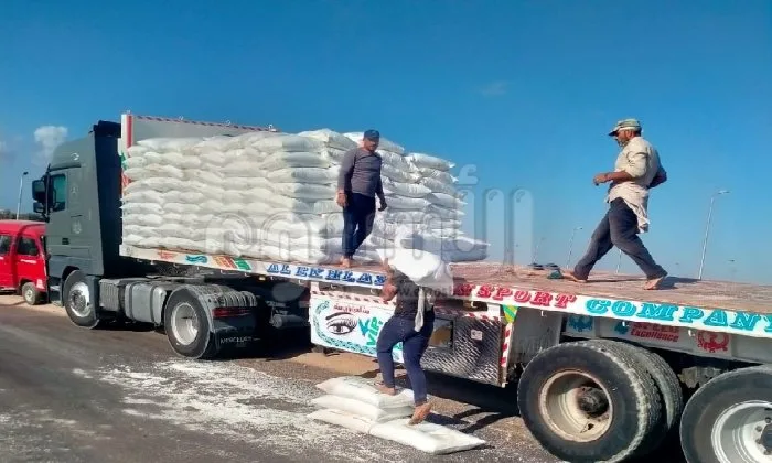 شاحنة محملة بأطنان من الأسمدة تنقلب على الطريق الساحلي الدولي بكفر الدوار | صور شاحنة محملة بأطنان من الأسمدة تنقلب على الطريق الساحلي الدولي بكفر الدوار | صور