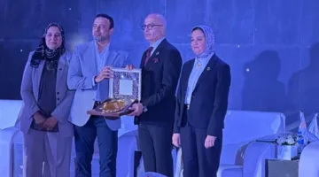 جامعة عين شمس تحتفي بالداعية مصطفى حسني في مناسبة اليوبيل الماسي للجامعة