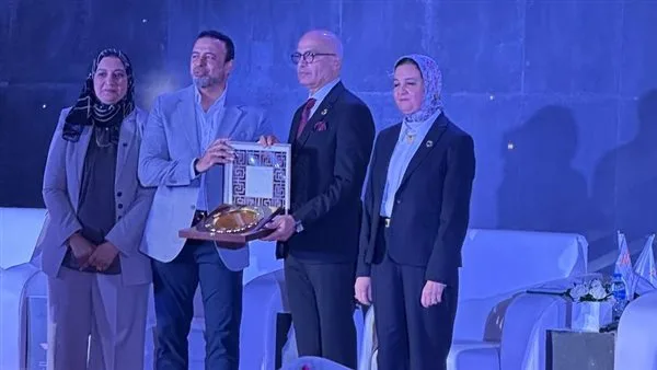 جامعة عين شمس تحتفي بالداعية مصطفى حسني في مناسبة اليوبيل الماسي للجامعة جامعة عين شمس تحتفي بالداعية مصطفى حسني في مناسبة اليوبيل الماسي للجامعة