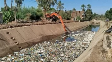 تنفيذ أعمال تنظيف مخلفات الري في الترع بمركز الزينية بالأقصر
