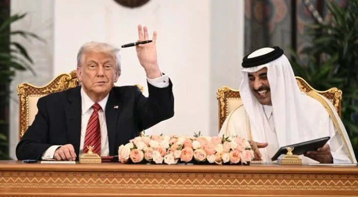 لفتة دبلوماسية فريدة: أمير قطر يقدم لترامب “قلم الاتفاقيات”