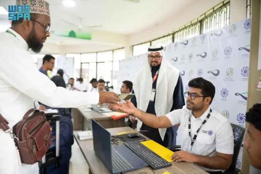 خدمة تصنيف وتغليف الأمتعة في مشروع طريق مكة.. من بنجلاديش إلى مكان إقامة المستفيد