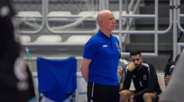 ما الذي أنجزه مونزو مع فريق كرة الطائرة للرجال في الأهلي؟