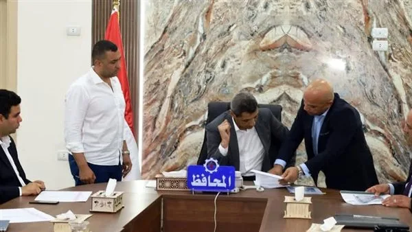 محافظ السويس يناقش مع ممثلين عن هيئة الاستثمار الفرص الاستثمارية المتاحة.