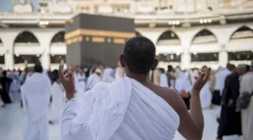 خطوات إحرام الحج للمبتدئين: كيفية ربط الإزار وما يجب تجنبه | فيديو
