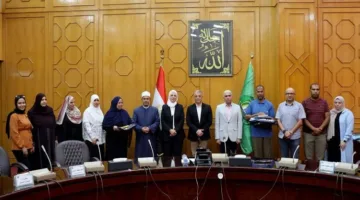 محافظ الإسماعيلية يوزع تأشيرات الحج وتذاكر السفر على حجاج الجمعيات الأهلية