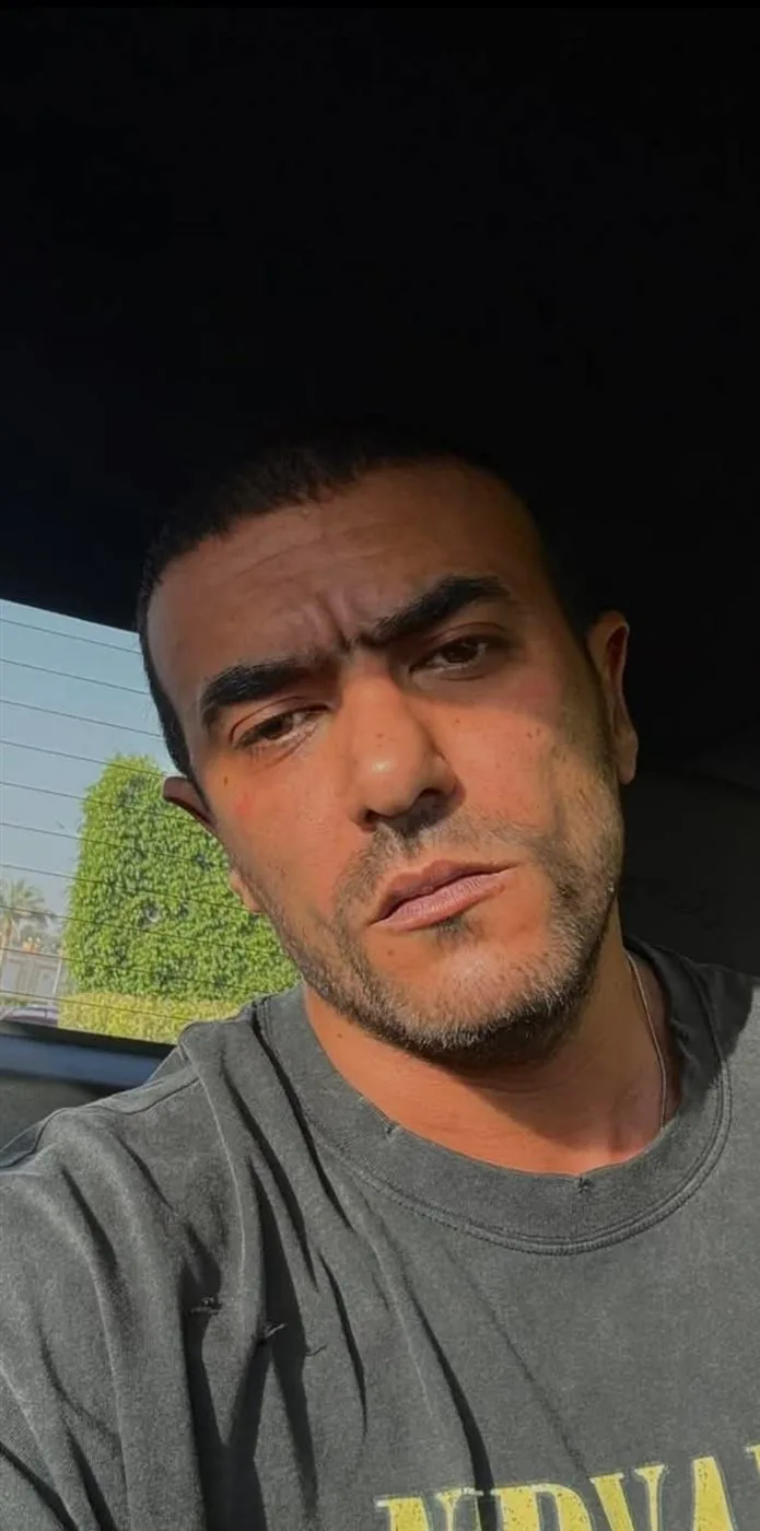 أحمد العوضي يطل بإطلالة جديدة تثير فضول معجبيه