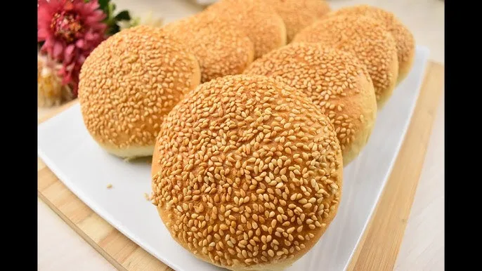 طريقة تحضير القرص بالسمسم كما تُعد في المحلات: السر يكمن في إضافة رشة من الحليب. طريقة تحضير القرص بالسمسم كما تُعد في المحلات: السر يكمن في إضافة رشة من الحليب.
