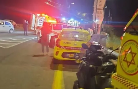 إصابة مستوطنين بجروح خطيرة نتيجة إطلاق نار قرب مستوطنة “بروخين” غرب سلفيت في شمال الضفة الغربية.