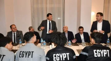 وزير الرياضة يؤازر منتخب الشباب قبل المباراة ضد المغرب في كأس الأمم الإفريقية «صور»