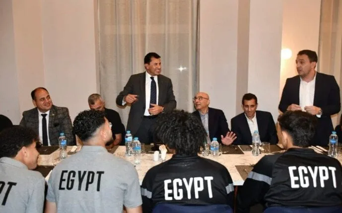 وزير الرياضة يؤازر منتخب الشباب قبل المباراة ضد المغرب في كأس الأمم الإفريقية «صور» وزير الرياضة يؤازر منتخب الشباب قبل المباراة ضد المغرب في كأس الأمم الإفريقية «صور»