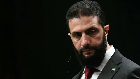 الشرع: قرار رفع العقوبات الأميركية عن سوريا يُعتبر خطوة جريئة تاريخياً تساهم في تخفيف معاناة السوريين وتعزز استقرار المنطقة