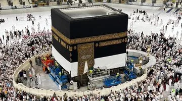 تجديد كسوة الكعبة المشرفة استعدادًا لاستقبال الحجاج