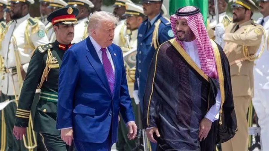 محمد بن سلمان وترامب يوقعان اتفاقيات ضخمة: استثمارات بمليارات الدولارات ومصالح إقليمية