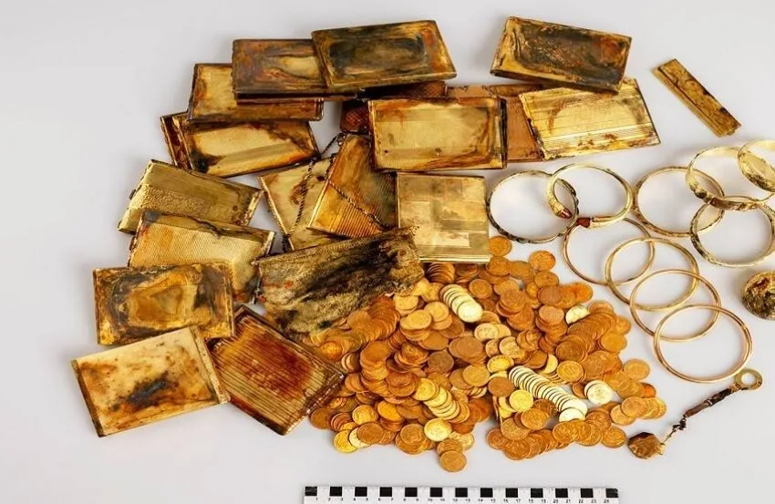 سائحان يكتشفان صندوقين من الآثار تحتوي على كنز قيم سائحان يكتشفان صندوقين من الآثار تحتوي على كنز قيم