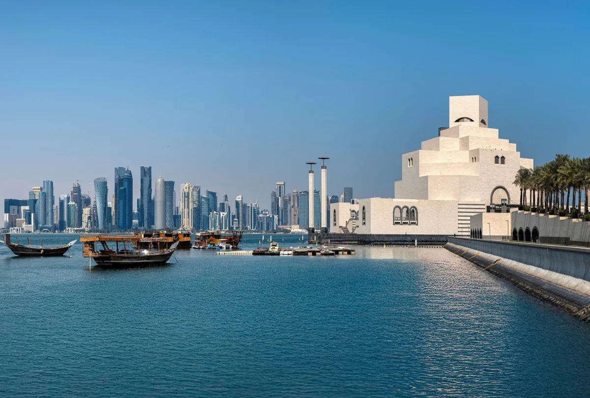 طقس حار خلال النهار على الساحل مع ضباب عالق في البحر طقس حار خلال النهار على الساحل مع ضباب عالق في البحر