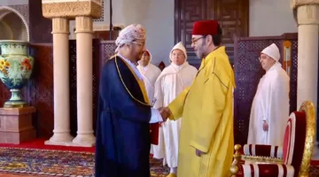 سفير سلطنة عُمان يُسلم أوراق اعتماده للملك المغربي