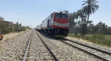 طالب في حالة حرجة بعد بتر ذراعه نتيجة سقوطه تحت عجلات القطار في قنا