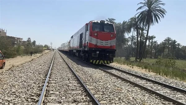 طالب في حالة حرجة بعد بتر ذراعه نتيجة سقوطه تحت عجلات القطار في قنا