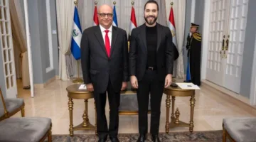 السفير المصري المعتمد يسلّم أوراق اعتماده لرئيس السلفادور.