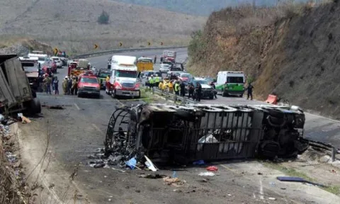 وفاة 21 شخصًا في حادث سير مروع في المكسيك