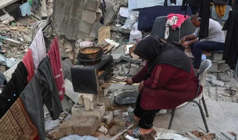 من الكارثة إلى الإبادة: مسنّة فلسطينية تستعرض ذكريات سبعين عامًا من المعاناة