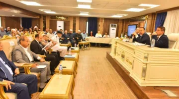 محافظ أسيوط يرأس اجتماع المجلس التنفيذي ويحث على متابعة تقدم تنفيذ المشاريع التنموية