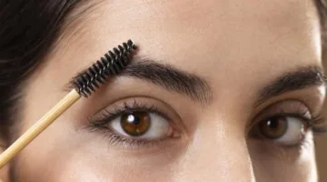 تعزيز كثافة الحواجب بطرق طبيعية: وصفات منزلية ونصائح فعالة