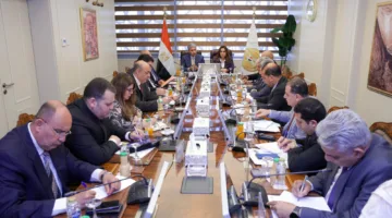 وزير السياحة والآثار ووزير التنمية المحلية يناقشان وضع آلية واضحة لجمع الرسوم من المنشآت السياحية.