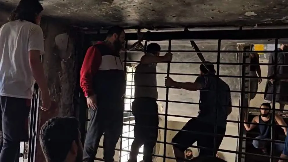 توترات حادة وتعليق المشانق.. ما الذي يجري في سجن رومية؟ (فيديو)